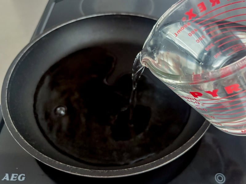 商品説明通りに作る場合、フライパンに500mLの水を注いで調理開始