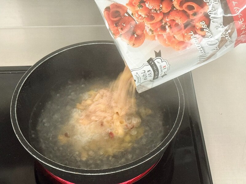 パッケージのすべてを小鍋に投入するだけのお手軽調理です