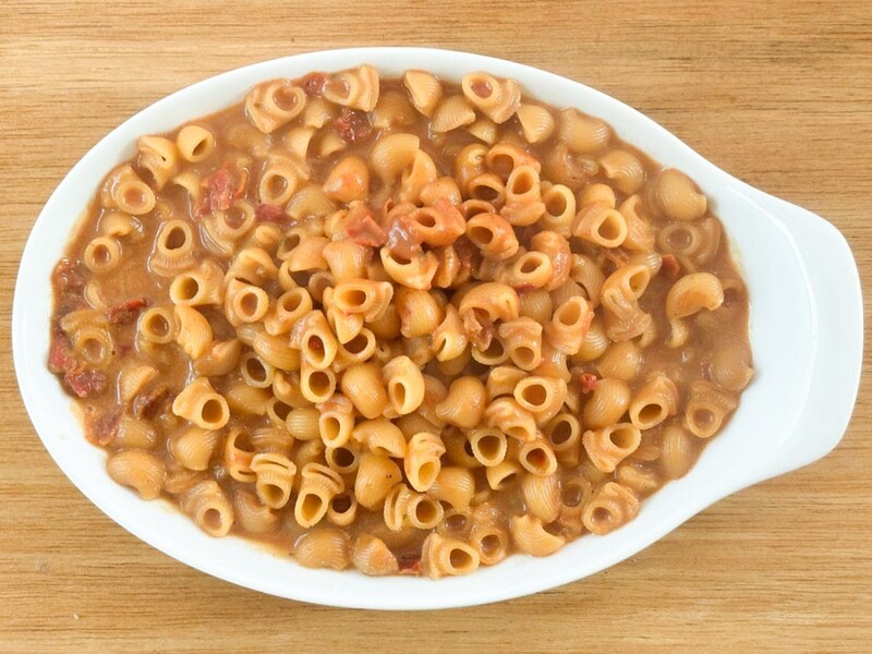 「トマト＆モッツァレラのマカロニ」は、マカロニの大きな穴に濃厚なスープがよく絡みます