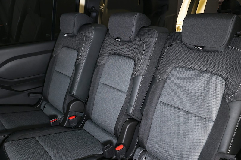 シートそのものはどれも一般的なサイズで、2列目の真ん中だけ小さいということもない