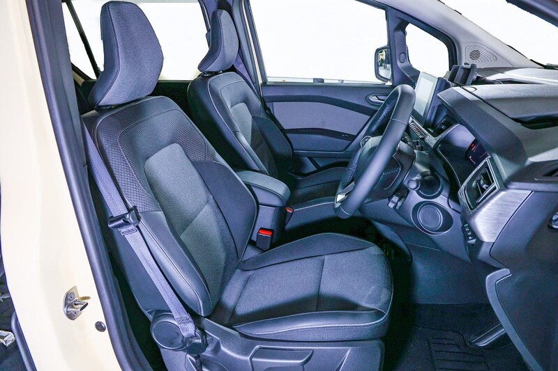 シートの出来は今さら言う必要がないが、肉厚でふんわりと体を支えてくれる