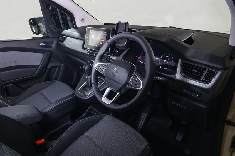 シンプルながら各部の操作性はよく、運転はしやすいというカングーらしさはそのまま