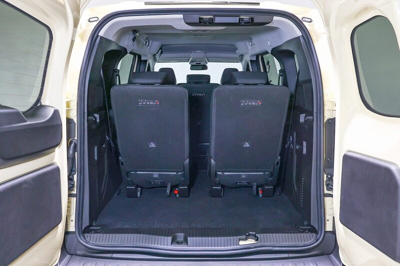 2列目と3列目はすべて130mmのスライド／折りたたみ／跳ね上げ／取り外しができる