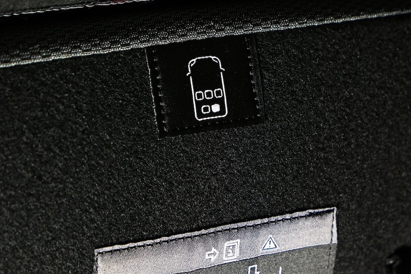 シートは一見すると同じように見えるが、じつは装着場所が決まっていて、シートバックにそれぞれ指示がある