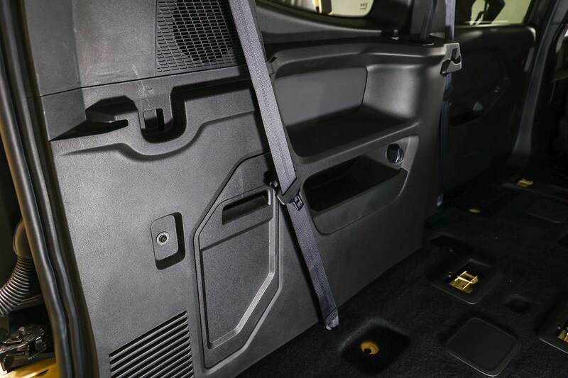 3列目の収納は乗員が使う場合だけでなく、ラゲッジとして使った場合の棚としても活用できるようになっていて重宝する