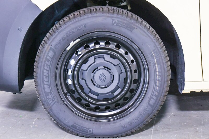オールシーズンタイヤを標準装備。撮影車はミシュランのクロスクライメート