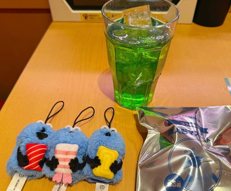 これは争奪戦の予感……!コラボ限定指人形マスコット付きドリンク