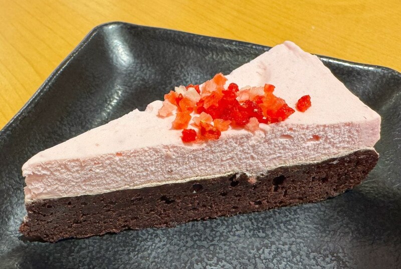 コラボ限定ステッカー付き 2層の味わいを楽しむ濃厚苺ガトーショコラ