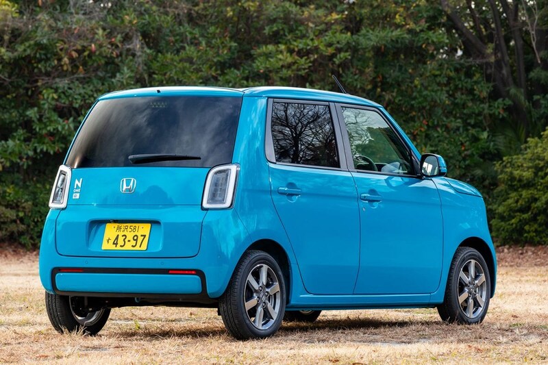 リアもナンバープレート位置が変更されている