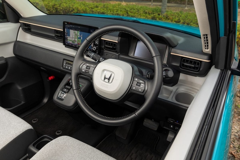 インパネは「e:」専用で完全新設計だ