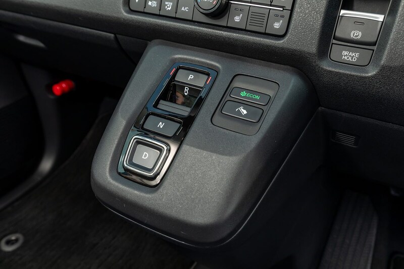 シフトは自慢のスイッチ式で、電動パーキングブレーキを装備する
