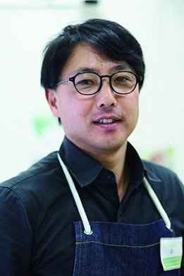 「アールイーカメラ　神 亮嘉さん」

JR 御徒町駅から徒歩4分の「アールイーカメラ」スタッフ。店内は最新デジカメからフィルムカメラまで常時2,000点ほどの取り扱い商品あり