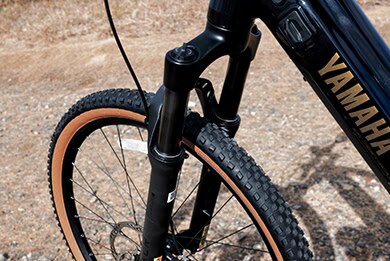 高い剛性によってダート等の悪路でも安定した走りを可能にしてくれるサスペンション