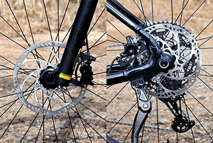 荒れた路面においても安定感のあるコントロールを実現してくれるブレーキシステム