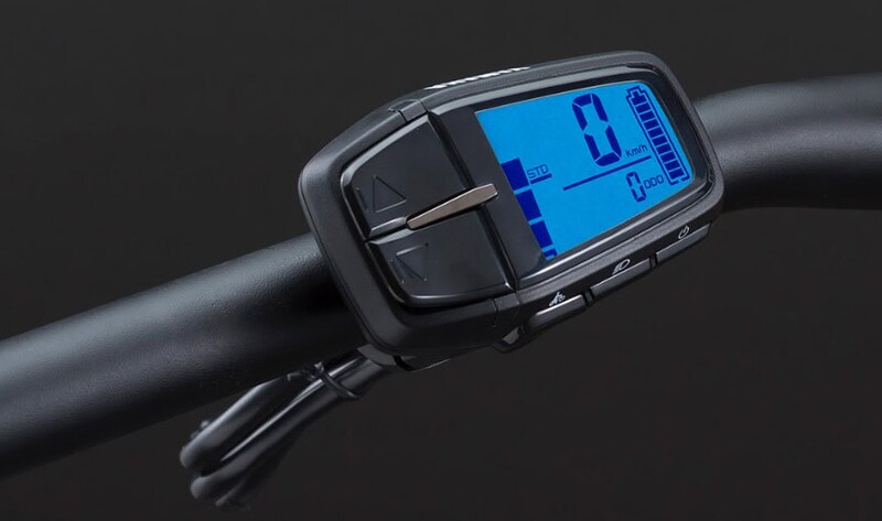 様々な情報を表示し、バックライト機能も備える多機能メーター