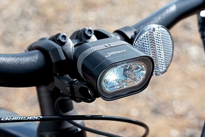 コンパクトながらも十分な光量で早朝や夜間走行も安心なLEDヘッドランプ