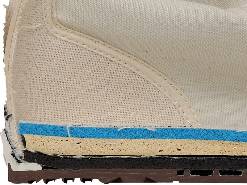 シューズ内部には快適な履き心地を実現する多重構造を採用