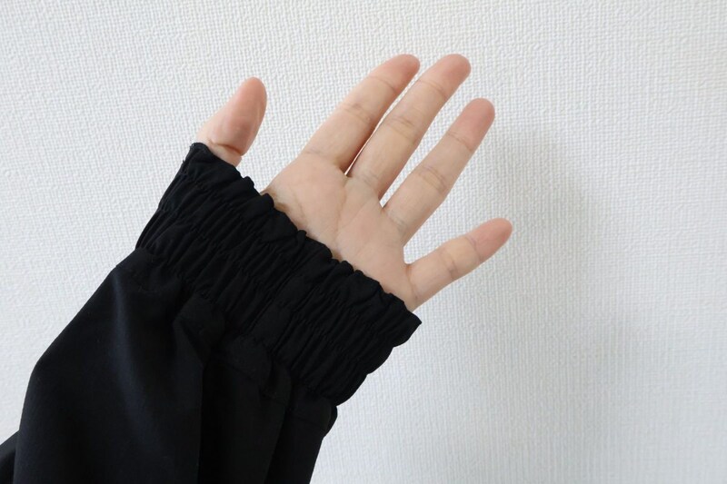 袖口はすぼまっている