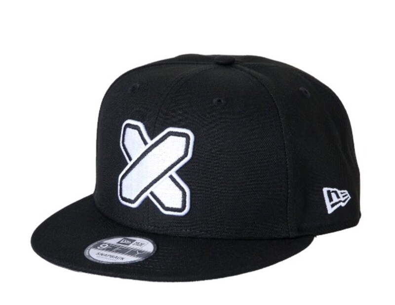 クロスロゴを用いたキャップ