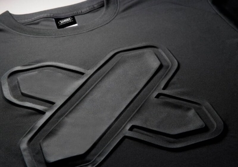 クロスロゴを用いたアパレル等も展開している