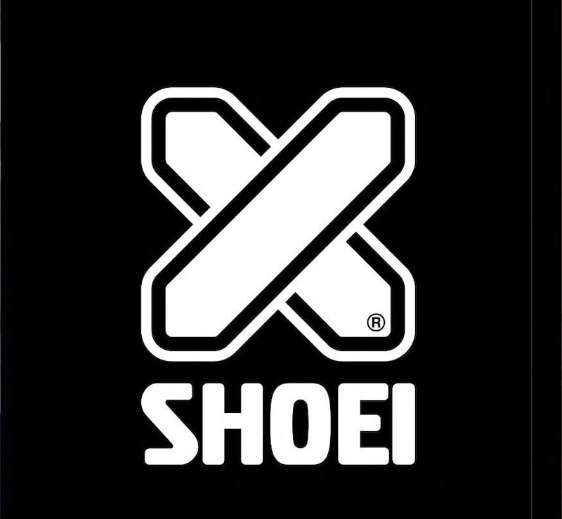 SHOEIブランド、第三のロゴとして登場し、新たな世代にアピール。従来のSHOEIのロゴに採用されてきた細長の六角形を活用し、Xをモチーフとしたクロスロゴは生み出された