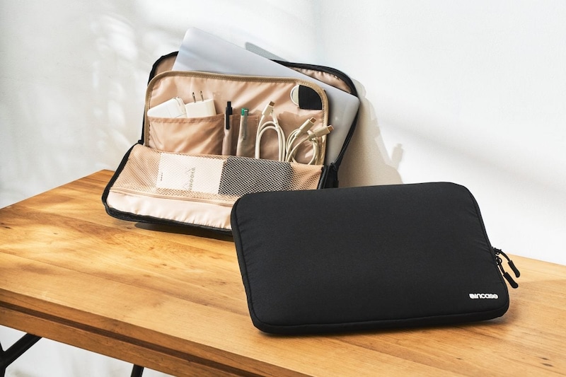 ポケットやコードなど充実の内装設計