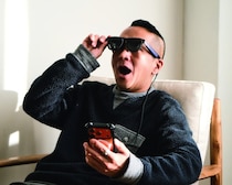 【常識を覆す最新デジモノ】眼鏡をかけるだけで2Dを3D化!? 防災スピーカー＆小型プロジェクターなど「生活が激変する」傑作ガジェット3選