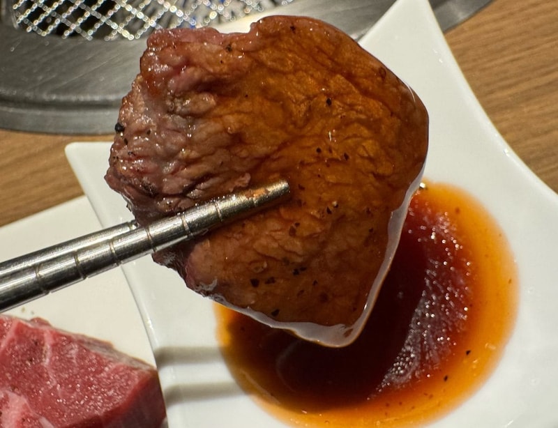 赤ワインのコク深い味わいが、上みすじのしっとりとした肉質と濃厚な脂に最高にマッチ！