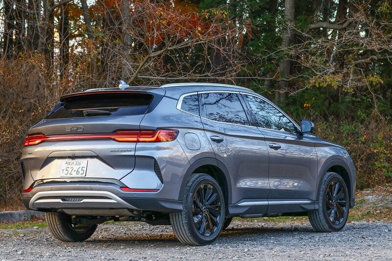 サイドからのエッジが効いたラインなどアクティブな印象が強いSUVらしいデザイン