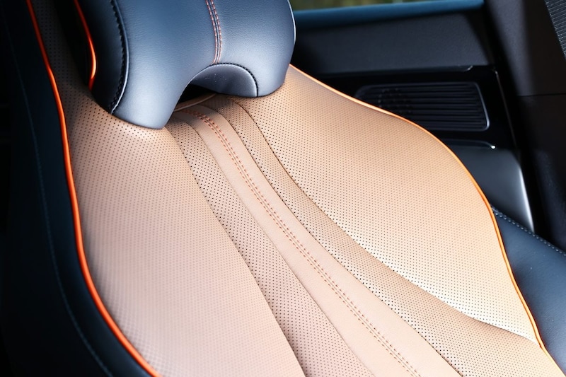 シートはオレンジのステッチとパイピングがアクセントとなっている
