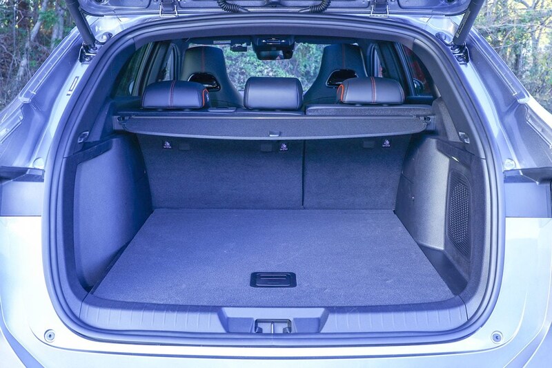 ラゲッジスペースは後席を立てたままで425Lもの大容量を誇る