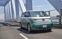 【約900万でも即完売】VW「ID.バズ」が爆売れする理由。車中泊も余裕な極上EVミニバンを徹底レビュー／No.1モノ雑誌編集長の『コレ深掘り』