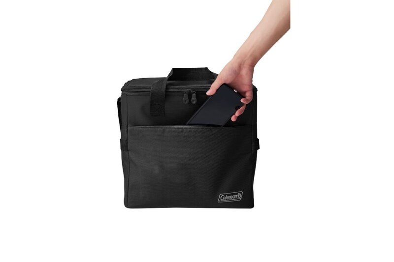 側面にスマホなどの小物を入れられるフロントポケットを搭載