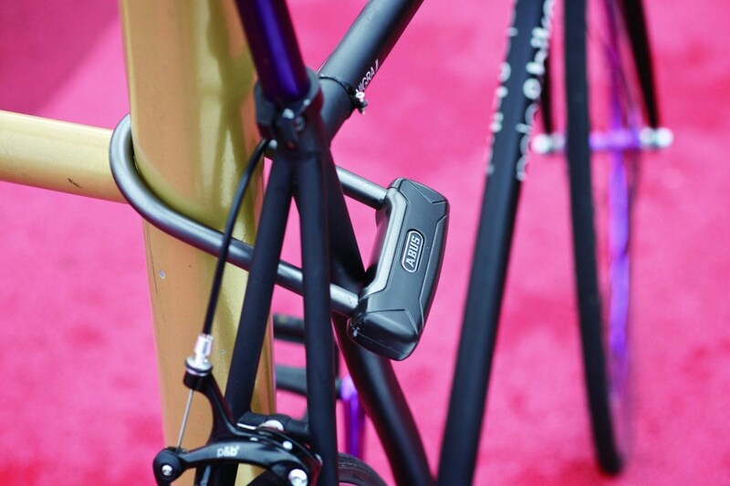 自転車用ロックとしては定番となるU字型の形状が特徴的なU-LOCK(ユーロック)シリーズ