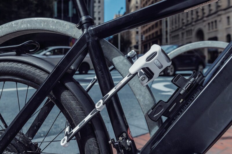 高強度のスチール製ブレードを6本つなぎ合わせ、折りたたむことでコンパクトになる堅牢かつ携帯にも便利なBORDO(ボルドー)シリーズ