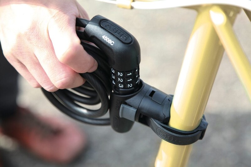 軽量で持ち運びやすく、手の出しやすい価格帯も魅力となっているベーシックな「CABLE（ケーブル）」シリーズ