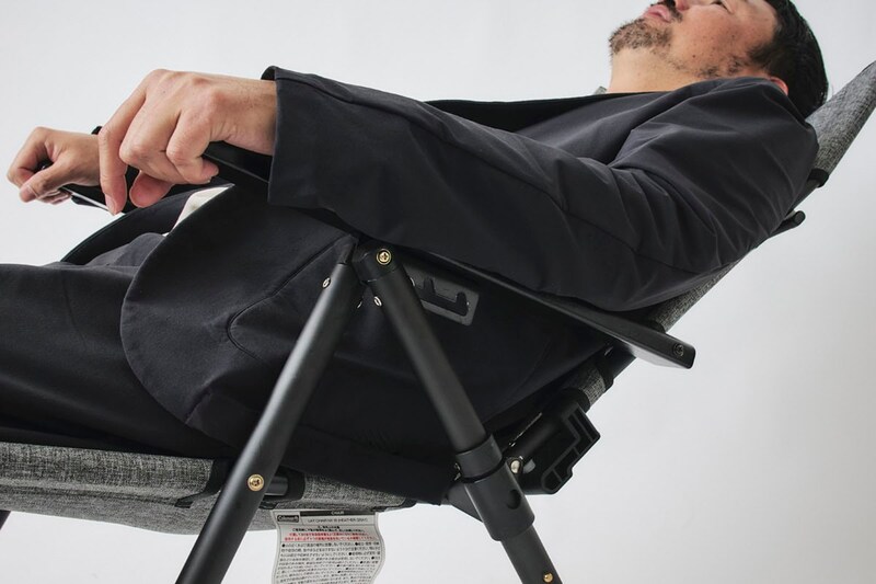 背もたれの調節は、アームレストで行う