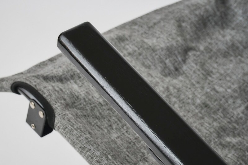 アームレストに天然木を採用