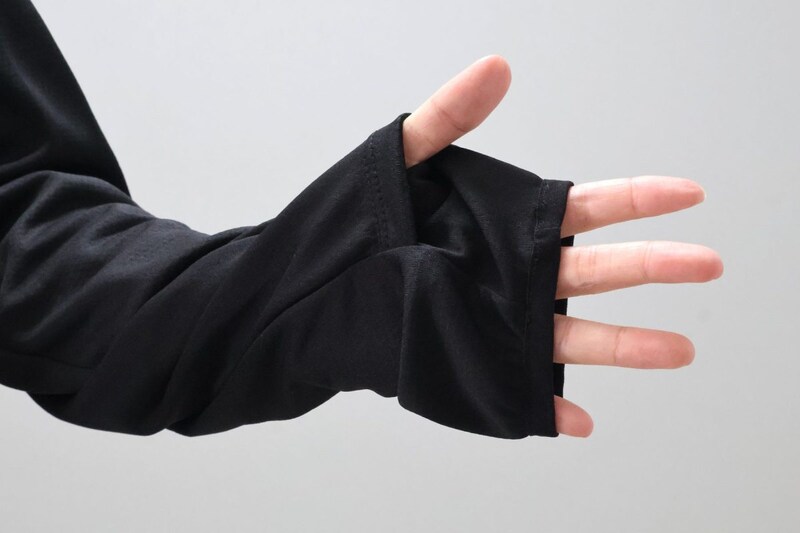 親指を通せる穴がついているので、手の甲まで日焼けを予防できる