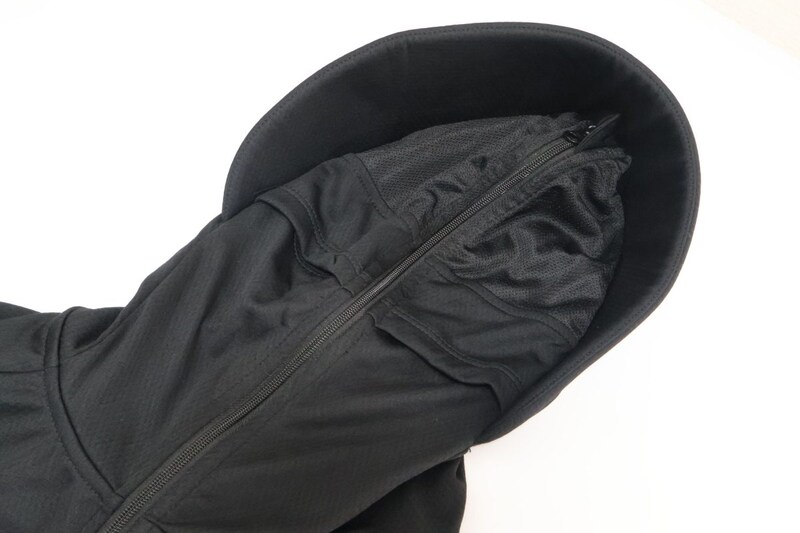 顔全体まで覆えるフード