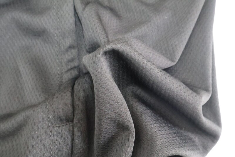 接触冷感効果のある生地を使用し、吸水速乾機能付き、ストレッチも効く