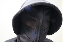 【完売必至のワークマン】あの「不審者パーカー」が進化して再登場！UVカット95％で2300円の2026年版もやっぱり…“怪しい”!?