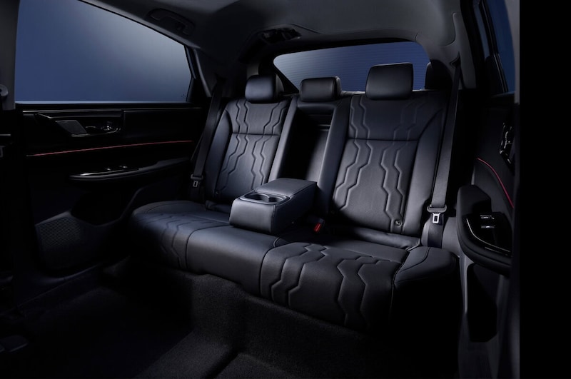 後席は広い足下スペースとリクライニング機能で長時間の移動でも快適な空間としている