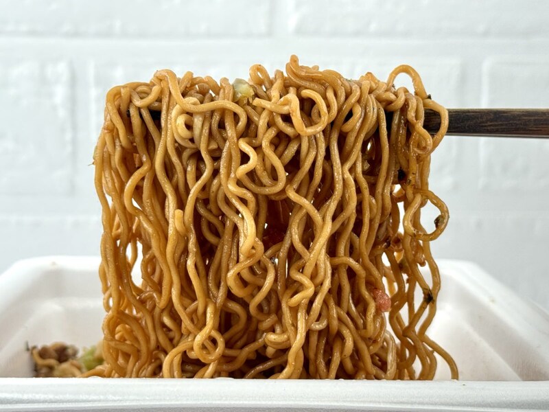 明星食品
一平ちゃん夜店の焼そば 大盛 具材大入／おなじみの一平ちゃんソースのノリが良い中細のちぢれ麺。大盛サイズ（麺130g）なので、間違いなく食べ応えは抜群