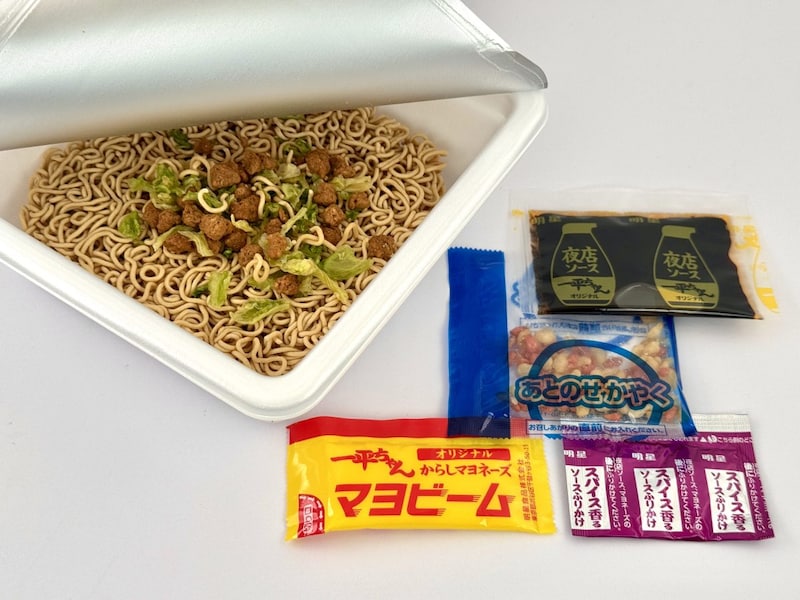 明星食品
一平ちゃん夜店の焼そば 大盛 具材大入／一平ちゃんの革命はなんといっても香ばしい濃厚ソースに、一平ちゃん専用のからしマヨネーズの合体