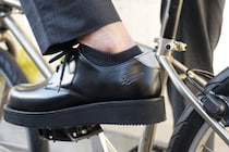 【一生モノの革靴】シルバーパーツで格上げ!? ダナーとジャムホームメイドが放つ「究極のポストマンシューズ」が革新的すぎる