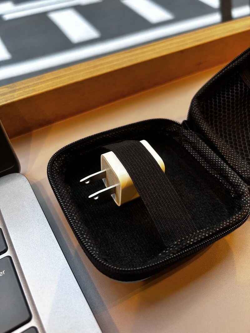 ケース内部の片側にはゴムバンドが付いているので、入れた荷物がポーチの中で動かないのも安心