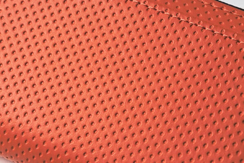 タフなハイブリッドレザー