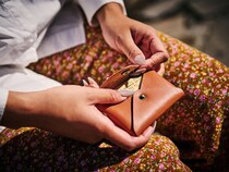 【本革ウォレットが4000円台】財布の常識が変わる！手ぶら派必見「スレッド」の新作2選をスタイリストが徹底解説