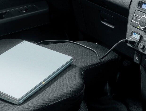 走行中でもパソコンなどの充電が可能だ